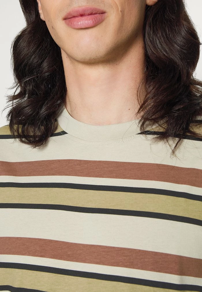 Only & Sons ONSFRED PRINTED STRIPE TEE - Print T-shirt - Silver 9 Only & Sons ONSFRED PRINTED STRIPE TEE - Print T-shirt - Silver - Image 7